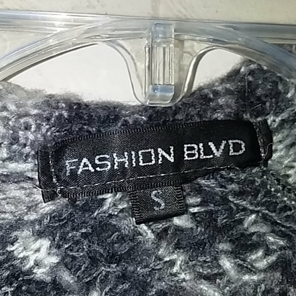 Eyes catching sweater Small - Picture 3 of 10